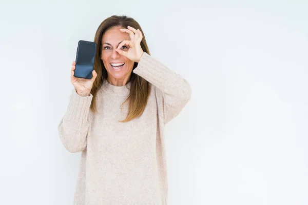 Frau Mittleren Alters Zeigt Smartphone Bildschirm Über Isoliertem Hintergrund Mit — Stockfoto