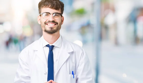 Der Junge Wissenschaftler Trägt Einen Weißen Mantel Über Isolierten Hintergrundhänden — Stockfoto