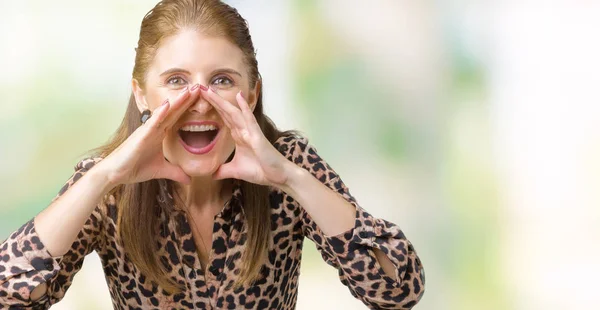 Schöne Reife Frau Mittleren Alters Trägt Leopardenkleid Über Isoliertem Hintergrund — Stockfoto