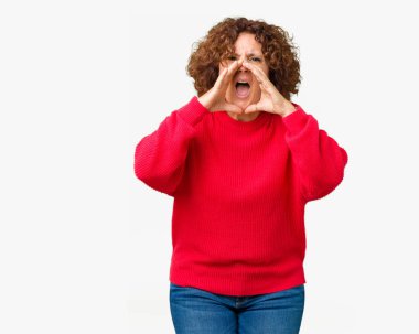 Güzel orta ager üst düzey kadın kırmızı kış kazak izole arka plan ağzına sesle elleriyle kızgın bağırarak üzerinde