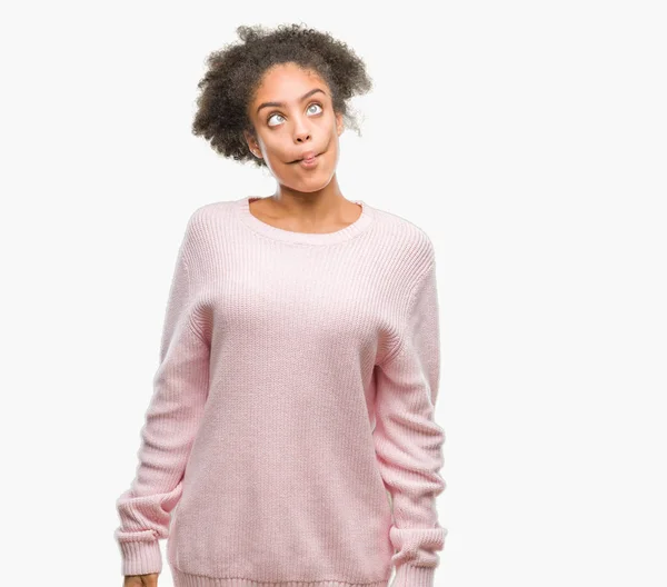 Junge Afroamerikanerin Trägt Winterpullover Über Isoliertem Hintergrund Und Macht Fischgesicht — Stockfoto