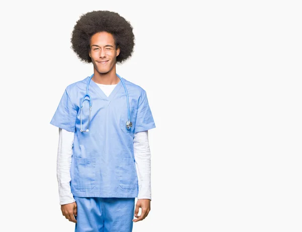 Giovane Afro Americano Medico Uomo Con Afro Capelli Ammiccante Guardando — Foto Stock