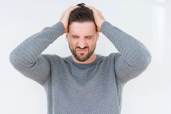 Joven Hombre Guapo Con Suéter Casual Sobre Fondo Aislado Que — Foto de Stock