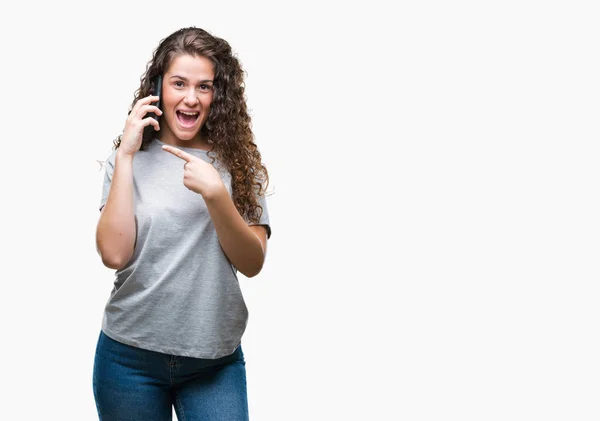 Joven Morena Hablando Smartphone Sobre Fondo Aislado Muy Feliz Señalando — Foto de Stock