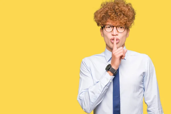 Joven Hombre Negocios Guapo Con Gafas Afro Que Pide Estar —  Fotos de Stock