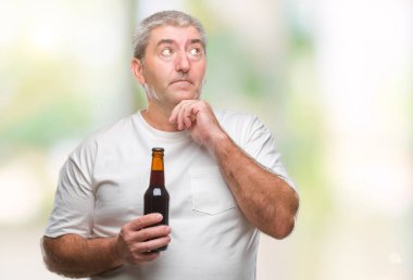 Üst düzey yakışıklı izole arka plan ciddi bir yüz düşünme hakkında soru, çok karışık bir fikir üzerinde bira şişesi içme