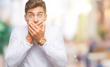 Yakışıklı delikanlı izole arka plan ağız hata için elleriyle kapsayan şok içinde. Gizli kavramı.