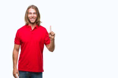 Ve kendinden emin ve mutlu gülümseyerek süre parmak numaralı yukarıyı gösteren izole arka plan üzerinde uzun saçlı yakışıklı delikanlı.