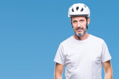 Bisiklet Emanet helment giyen orta yaş üst düzey ağarmış bisikletçi adam arka yüzünde ciddi bir ifade ile izole. Basit ve doğal kameraya bakıyor.