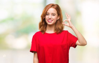 Gülümseyen izole arka plan üzerinde genç güzel kadın el ve parmaklar ok işaretiyle yapıyor olumlu. Başarılı ifade.