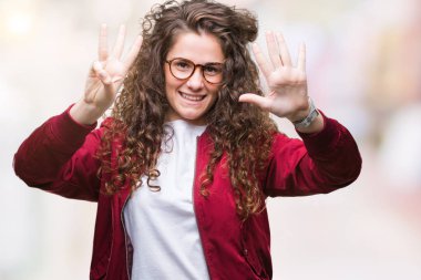 Ceket ve gözlük gösterilen ve parmakları ile işaret izole arka plan üzerinde giyen güzel esmer kıvırcık saçlı Genç kız kendinden emin ve mutlu gülümseyerek süre sekiz numara.