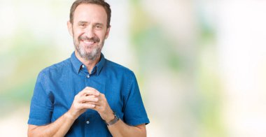 Yakışıklı orta yaş üzerinde zarif komuta sizde birlikte arka plan eller izole ve parmakları rahat ve neşeli gülümseyen geçti. Başarı ve iyimser