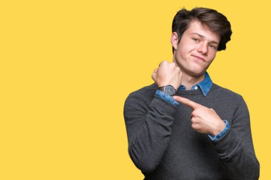 Genç yakışıklı zarif adam acele işaretleme izlemek için zaman, sabırsızlık, üzgün ve kızgın son tarih gecikme için izole arka plan üzerinde