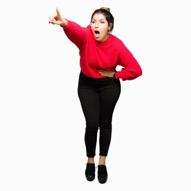 Kırmızı kazak ve topuz ile sürpriz devam parmakla, açık ağız giyen genç güzel kadın ifade, önünde bir şey hayret