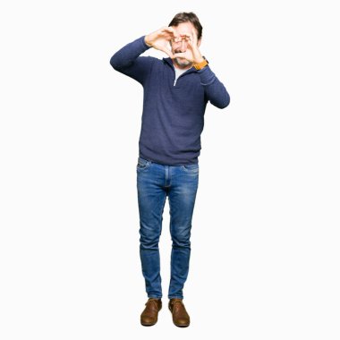 Bir kazak yapıyorsun kalp şekli ile el ve parmak işareti seyir gülümseyen giyen orta yaş yakışıklı adam