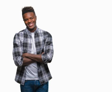 İzole arka plan mutlu yüz çapraz silah kameraya bakarak ile gülümseyen genç Afro-Amerikan adam. Olumlu bir kişi.