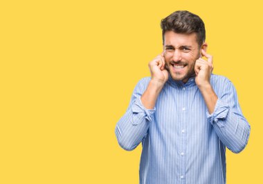 Yüksek sesle müzik gürültü rahatsız ifade parmaklarıyla kulaklarıyla kapsayan izole arka plan üzerinde genç yakışıklı adam. Sağır kavramı.