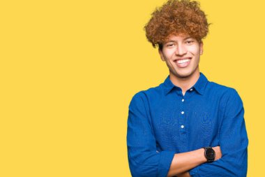 Afro saçlı gülen surat ile gülümseyen genç yakışıklı zarif adamla silah kameraya bakarak geçti. Olumlu bir kişi.