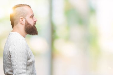 Genç beyaz hipster adam giyen kış kazak izole arka tarafına, seyir üzerinde dinlenmek doğal yüz emin gülümseme ile pozuyla profili.