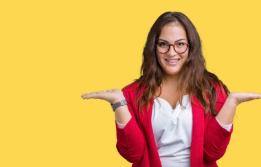 Artı boyutu genç iş kadını zarif ceket ve gözlük izole arka plan üzerinde giyen güzel gülen iki elle gösterilen avuç içi, sunma ve karşılaştırma ve denge reklam açmak