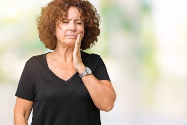 Güzel orta ager üst düzey kadın diş ağrısı veya dişlerde dişlerle ilgili hastalık nedeniyle ağız acı ifadesi ile el ile dokunmak izole arka plan yüzünden. Diş hekimi kavramı.