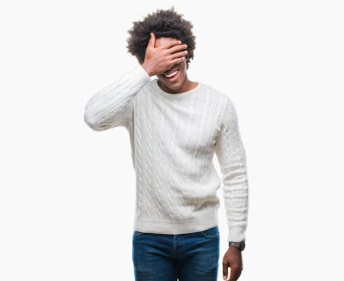 Afro Amerikalı adam gülümsüyor ve gözleri için sürpriz kapsayan yüz el ile gülüyor izole arka plan üzerinde. Kör kavramı.