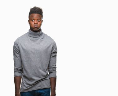 Afrikalı-Amerikalı genç komik surat ile yanakları şişirme izole arka plan üzerinde. Ağız ile hava, deli ifade şişirilmiş.