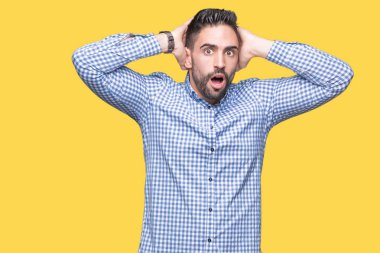 Yakışıklı delikanlı üzerinde arka plan deli izole ve baş, korkuyor ve açık ağzı ile şok sürpriz elleriyle korkuttu