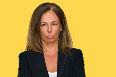 Güzel orta yaş iş yetişkin kadın izole arka plan şüpheci ve çapraz kolları olan yüzündeki gergin, onaylamayan ifade yüzünden. Negatif kişi.