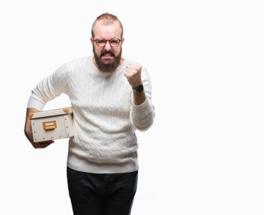 Gözlük, Genç hipster adam Holding hareketli kutusunun üzerine izole arka rahatsız ve öfke, çılgın ve yükseltilmiş el, öfke kavramı ile diye bağıran ile sinirli bağırarak taşıma