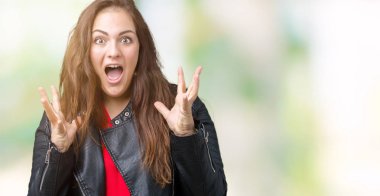 Artı boyutu genç kadın güzel üzerinde bir moda deri ceket giyiyor arka plan kutluyor deli izole ve silah ile başarı için yükseltilmiş ve açık gözleri heyecanlı çığlık hayrete düşürdü. Kazanan kavramı