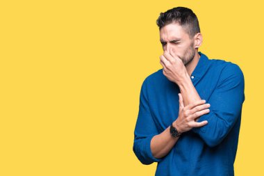 Yakışıklı delikanlı bir şey pis ve iğrenç kokulu izole arka plan, dayanılmaz koku, holding nefes burun parmaklar ile. Kötü kokuyor kavramı.