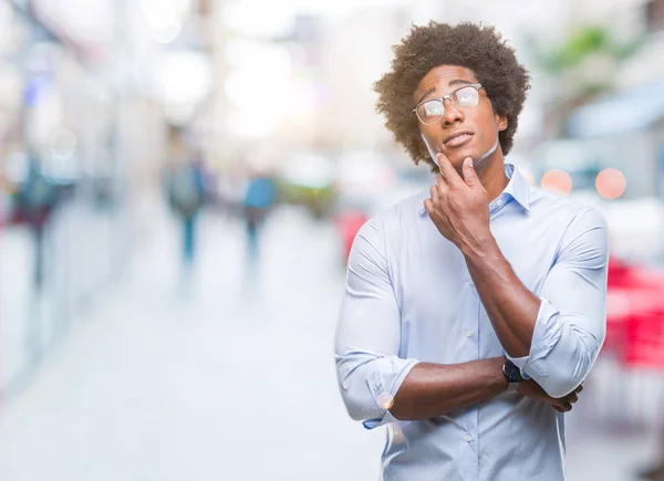 Afro Amerikai Üzletember Szemüveg Viselése Alatt Elszigetelt Háttér Kézzel Chin — Stock Fotó