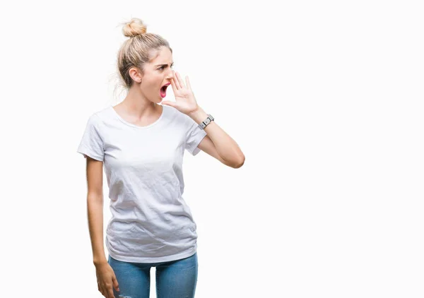 Joven Mujer Rubia Hermosa Con Camiseta Blanca Sobre Fondo Aislado — Foto de Stock