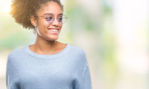 Jonge Afro Amerikaanse Vrouw Bril Geïsoleerde Achtergrond Zoek Weg Aan — Stockfoto