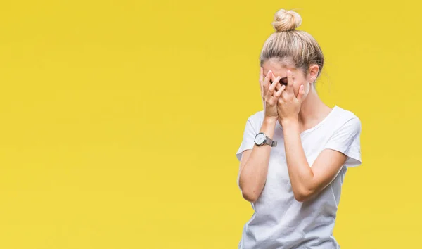 Jovem Mulher Loira Bonita Vestindo Camiseta Branca Sobre Fundo Isolado — Fotografia de Stock