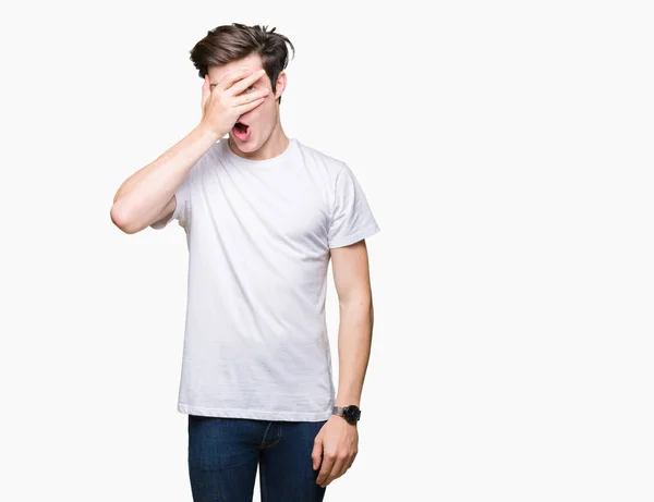 Giovane Bell Uomo Indossa Casual Shirt Bianca Sfondo Isolato Sbirciando — Foto Stock