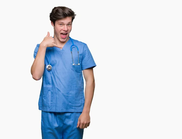 Ung Läkare Bär Medicinsk Uniform Över Isolerade Bakgrund Leende Gör — Stockfoto