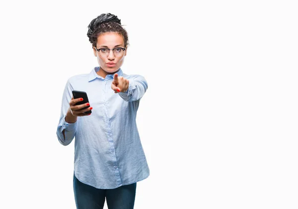 Młody Pleciony Włosy Dziewczyna Afryki Amerykański Biznes Pomocą Smartfona Białym — Zdjęcie stockowe