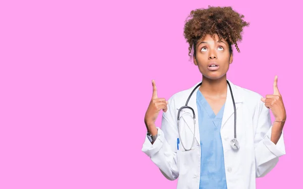 Joven Afroamericana Doctora Sobre Fondo Aislado Asombrada Sorprendida Mirando Hacia — Foto de Stock