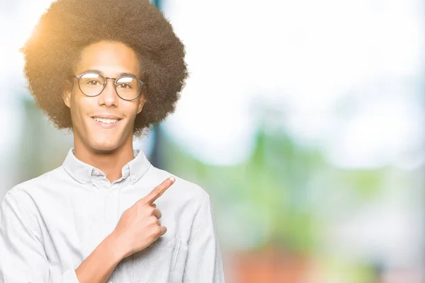 Unga Afroamerikanska Man Med Afro Hår Glasögon Glada Med Ett — Stockfoto