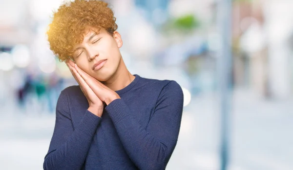 Jovem Homem Bonito Com Cabelo Afro Dormindo Cansado Sonhando Posando — Fotografia de Stock