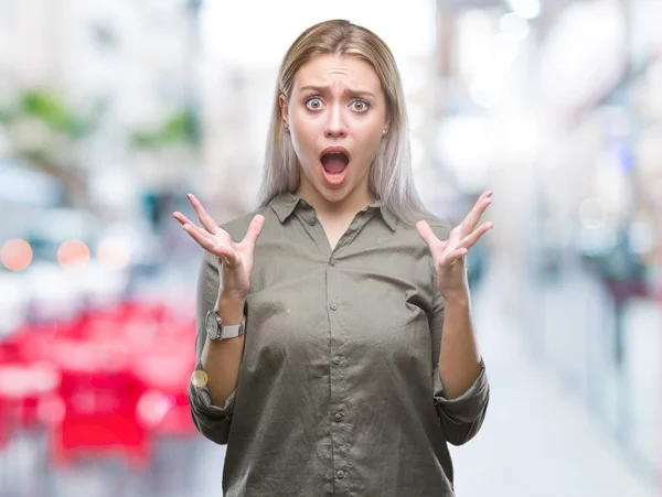 Joven Mujer Negocios Rubia Sobre Fondo Aislado Celebrando Loco Loco — Foto de Stock