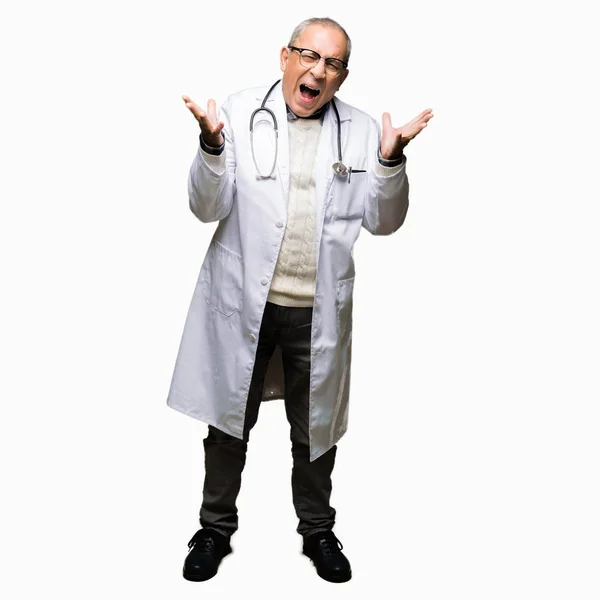 Красивий Старший Лікар Медичному Пальто Божевільний Божевільний Крик Крик Агресивним — стокове фото