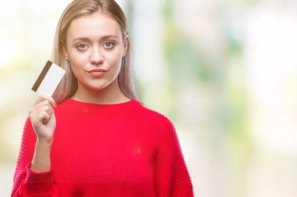 Mladá Blond Žena Držící Kreditní Karty Nad Izolované Pozadí Výrazem — Stock fotografie