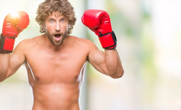 Guapo Boxeador Hispano Usando Guantes Boxeo Sobre Fondo Aislado Asustado — Foto de Stock