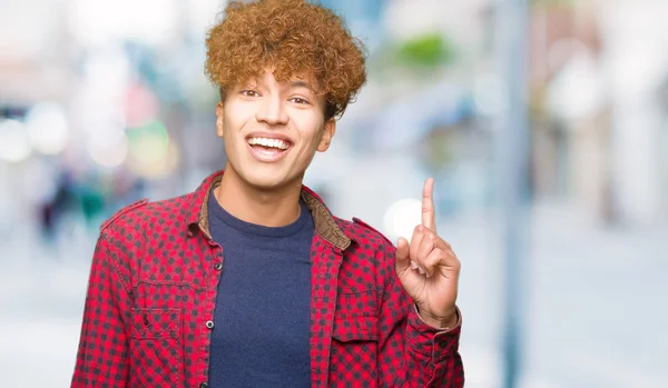 Mladý Student Hezký Muž Afro Vlasy Nosí Sako Ukazováčkem Úspěšným — Stock fotografie