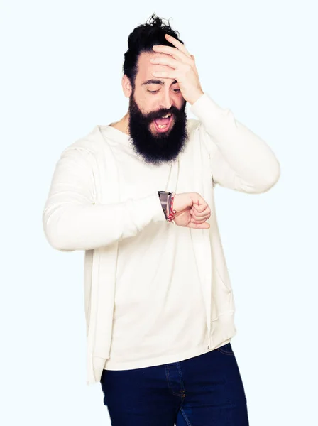 Homem Jovem Hipster Com Cabelos Longos Barba Vestindo Camisola Esportiva — Fotografia de Stock