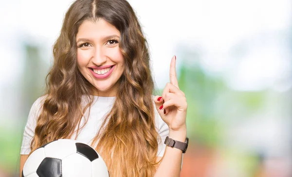 Junge Erwachsene Frau Mit Fußballball Überrascht Mit Einer Idee Oder — Stockfoto