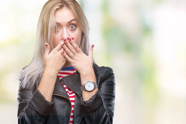 Jonge Blonde Vrouw Zwarte Jas Dragen Geïsoleerde Achtergrond Geschokt Mond — Stockfoto